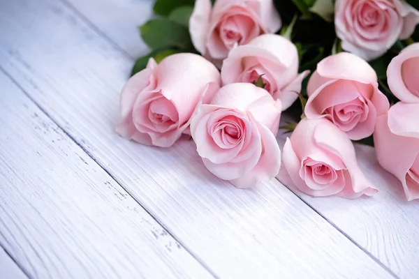 Schöner Strauß Rosa Rosen Auf Cremefarbenem Holzhintergrund Selektive Fokussierung Liebe — Stockfoto