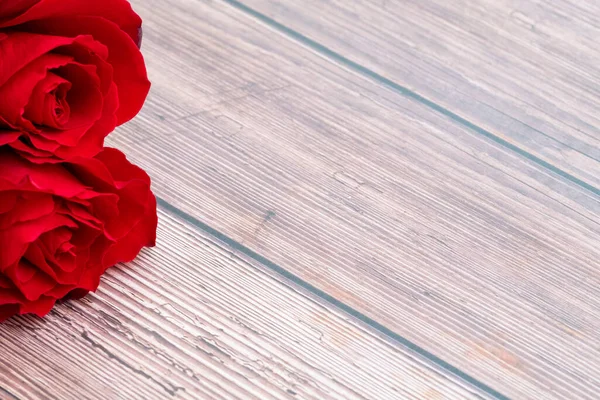 Όμορφα Κόκκινα Τριαντάφυλλα Καφέ Ξύλινο Φόντο Αντιγραφή Χώρου — Φωτογραφία Αρχείου