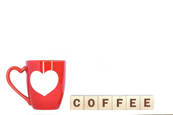 一个红色的咖啡杯 有白色的心脏图案 木制的方块 上面有文字拼写咖啡 因白人背景而被隔离 — 图库照片