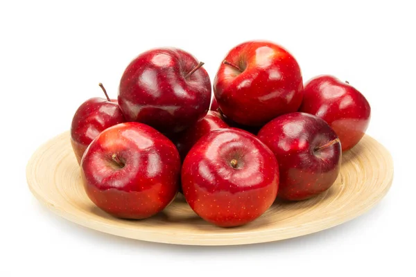 Ένα Μάτσο Φρέσκα Κόκκινα Μήλα Ένα Πιάτο Μπαμπού Απομονωμένα Λευκό — Φωτογραφία Αρχείου