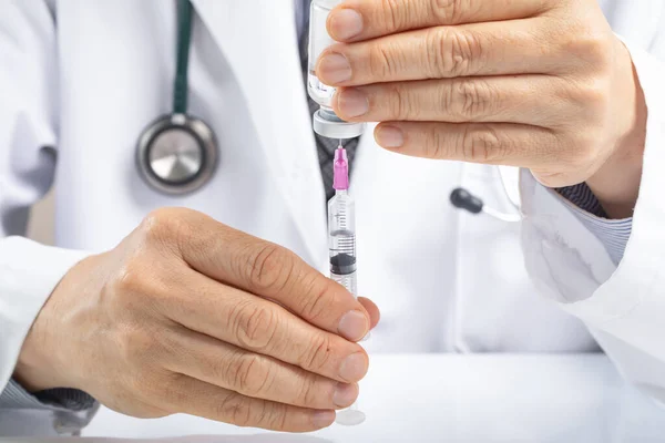 Médecin Masculin Utilisant Une Seringue Pour Prélever Liquide Vaccin Dans — Photo