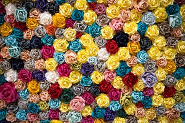 Çok renkli origami gülleri olan duvar kapağı tasarımı.