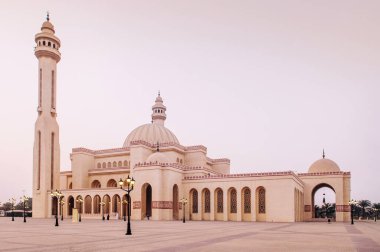 Akşamları en ikonik Al Fateh büyük camii. Manama, Bahreyn