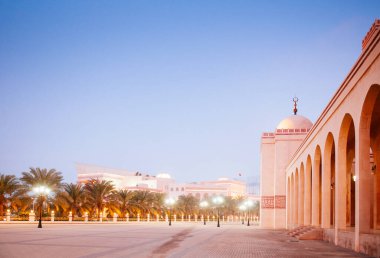 Akşamları en ikonik Al Fateh büyük camii. Manama, Bahreyn