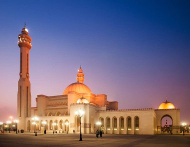 Akşamları en ikonik Al Fateh büyük camii. Manama, Bahreyn