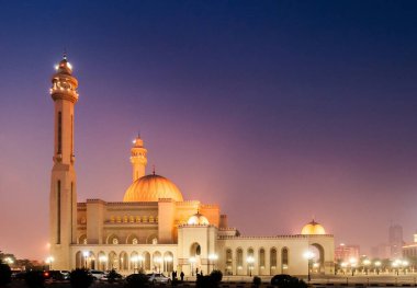 Akşamları en ikonik Al Fateh büyük camii. Manama, Bahreyn