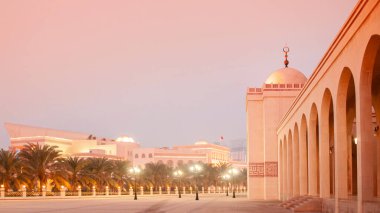 Al Fateh büyük cami koridoru sıcak gün batımı gökyüzü Manama, Bahreyn 'in en ikonik cazibesi