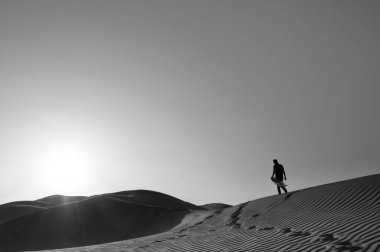 Al Wathba çölünde bir adam tek başına duruyor. Abu Dabi.