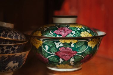 Renkli çiçek desenli eski Çin eşyaları, kapaklı Çin porselen kasesi.