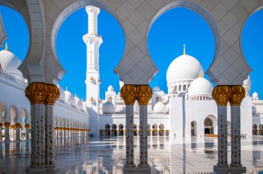 FEB 2, 2015 Abu Dabi, BAE - Şeyh Zayed Camii, Abu Dabi 'nin büyük beyaz mermer camii, birçok kubbe mimarisi ve mavi gökyüzü kemer arkaplanından görülüyor..