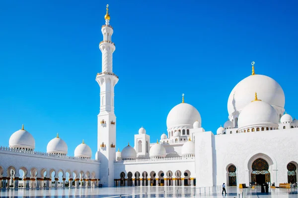Minarete Cúpulas Gran Mezquita Sheikh Zayed Con Cielo Azul — Foto de Stock