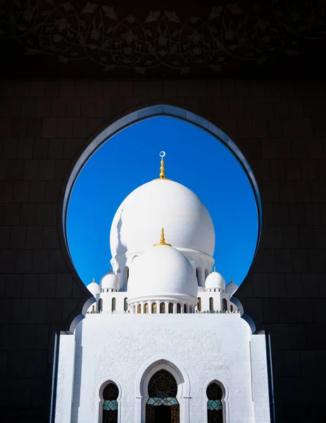 Las Cúpulas Blancas Gran Mezquita Sheik Zayed Atraviesan Puerta — Foto de Stock