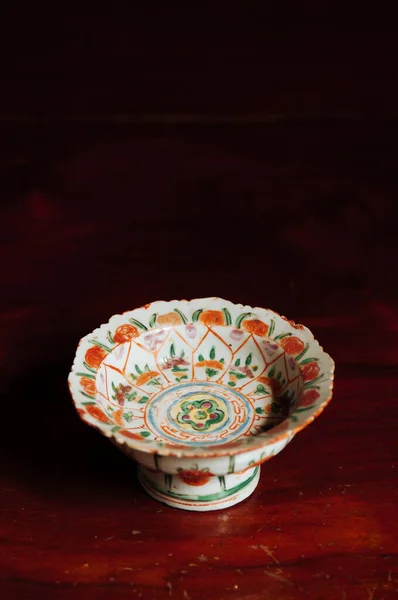 红花粉刷底盘 色彩艳丽的白色上 成熟的甜黄色鳗鱼中国器皿 木制底座上的中国瓷器 — 图库照片