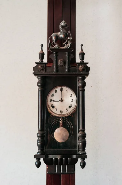 Antiguo Reloj Pared Abuelo Madera Oscura Tallada Vintage Colgando Pilar — Foto de Stock