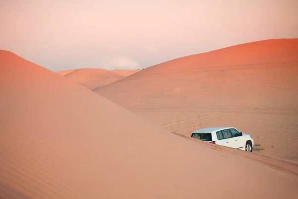 Desert Road Sunset Safari Στο Ντουμπάι Αμπού Ντάμπι Suv Αυτοκίνητο — Φωτογραφία Αρχείου