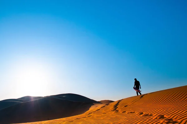 Homem Está Sozinho Deserto Wathba Abu Dhabi — Fotografia de Stock