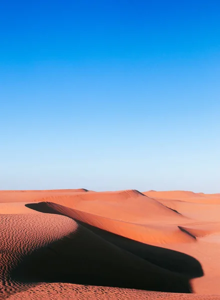 Leere Exotische Sanddünenlandschaft Der Wüste Wathba Abendlicht Bei Klarem Himmel — Stockfoto