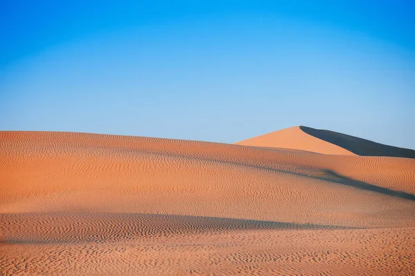 Leere Exotische Sanddünenlandschaft Der Wüste Wathba Abendlicht Bei Klarem Himmel — Stockfoto