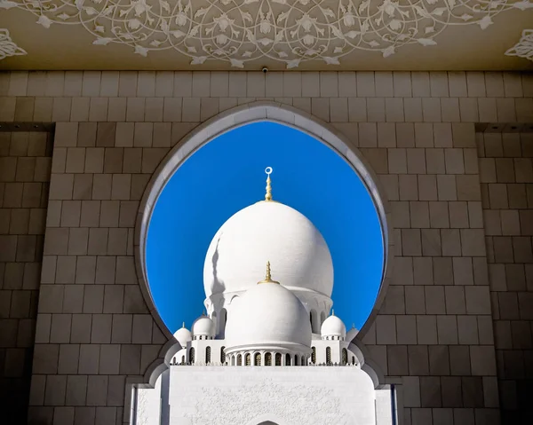 Las Cúpulas Blancas Gran Mezquita Sheik Zayed Atraviesan Puerta — Foto de Stock