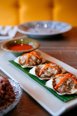 Yemek masasında Tayland yemeği, ahşap masada doldurulmuş yengeç. Yakın çekim.
