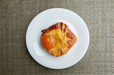 Fransız pastası güzel, tatlı, kayısı kaplı, beyaz tabakta danish.