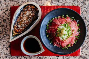 Nasu Dengaku - Beef Takaki - Japon ızgara patlıcan ve miso ve soya soslu dilimlenmiş çiğ et