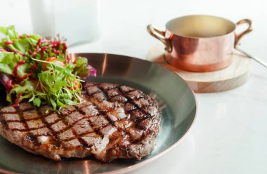 Demir tavada mangal bifteği, yatay çekim.