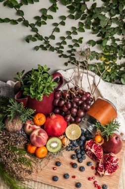 Sağlıklı beslenme teması ve ahşap arka planda farklı meyveler. Boşluğu kopyala