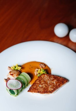 Deniz kabuğu ve scallop biftek modern mutfak, ızgara deniz kabuğu ve ahşap masada beyaz tabakta krema soslu scallop, yakın çekim