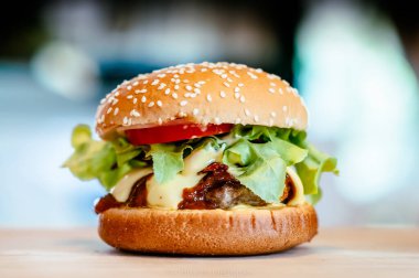 Marul ve domatesli peynirli burger.