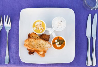 Çeşitli krema çorbaları Kabak derisi çorbası, mantar çorbası, tamato çorbası.