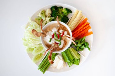 Tayland yengeci biberli hindistan cevizi sütü sosu (Lon Pu) ve sebzeleri karıştır. Tayland mutfağı biber sosu pişiriyor.