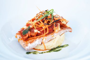 Sebze ve pesto soslu kızarmış morina balığı.