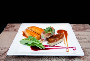 Kızarmış domuz pastırması soslu kaz ciğeri ve karamelli muz.