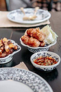 Kuzeydoğu Tayland Domuzu ve Rice Sai Krok Isan ahşap masada güzel bir tabakta