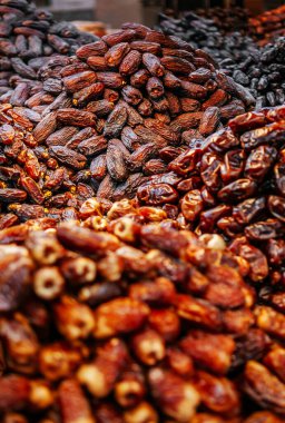 Souk 'ta ya da Abu Dabi' de büyük bir kuru hurma meyvesi yığını. BAE