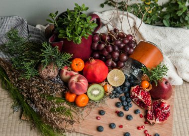 Sağlıklı beslenme teması ve ahşap arka planda farklı meyveler. Boşluğu kopyala
