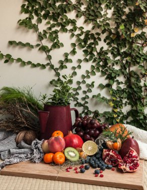 Sağlıklı beslenme teması ve ahşap arka planda farklı meyveler. Boşluğu kopyala