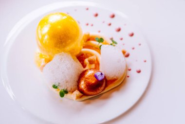 Moleküler gastronomi yaratıcılık modern mutfak, güzel yaratıcılık gıda dekorasyonu fikri.