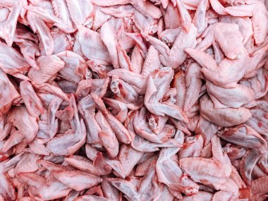 Büyük Raw taze tavuk kanadı yığını üst görünüm - pazarda toptan et ürünü