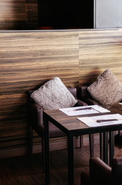 10 Haziran 2013 'te Bangkok, Tayland - Ahşap yemek masası ve doğal ışıklı ahşap ahşap duvarlı modern Japon iç mimari yemek odası