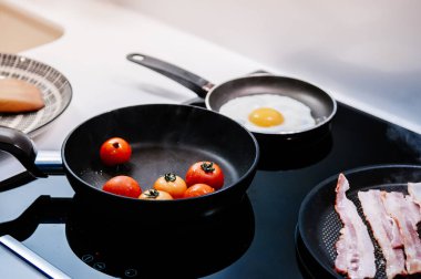 Kahvaltı tavası, ızgara domates, pastırma, ocakta kızarmış yumurta. Yakın çekim.