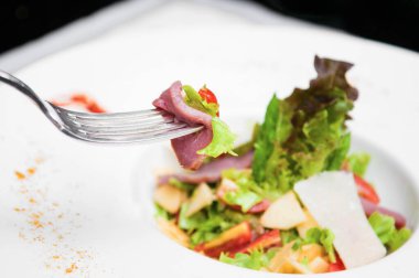 Füme ördek göğsü. Parmesan peynirli taze salata.