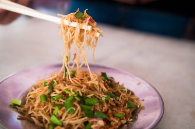 Mie Hoon, domuz pirzolası çorbası ve kızarmış erişte..
