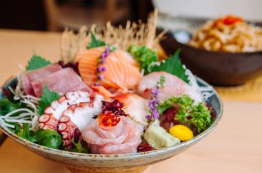 Çeşitli taze Japon Otoro ton balığı sashimi, Otoro, Tako, Somon, Hamachi ve wasabi seramik kasede, yakın çekim