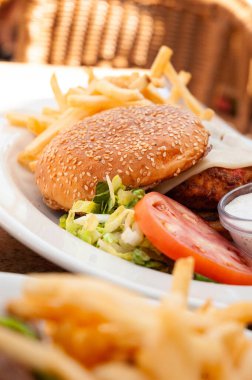 Amerikan fast food abur cubur sığır eti salatası ve patates kızartması.
