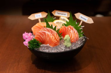 Birinci sınıf Japon Somonu Kral Somonu, Tazmanya somonu, Norveç somonu siyah seramik kasede buzda..