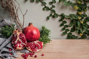 Sağlıklı tema Taze nar, el yapımı kumaş ve yeşil yapraklar