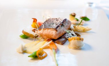 Izgara balık ve ızgara sebze yakın çekim