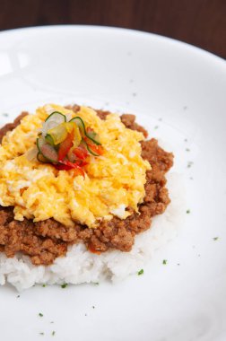 Japon baharatlı bronzlaşmış domuz eti buharda pişmiş pilav ve orta pişmiş yumurta. Yakın çekim